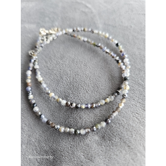 Naszyjnik z kamieni iolit